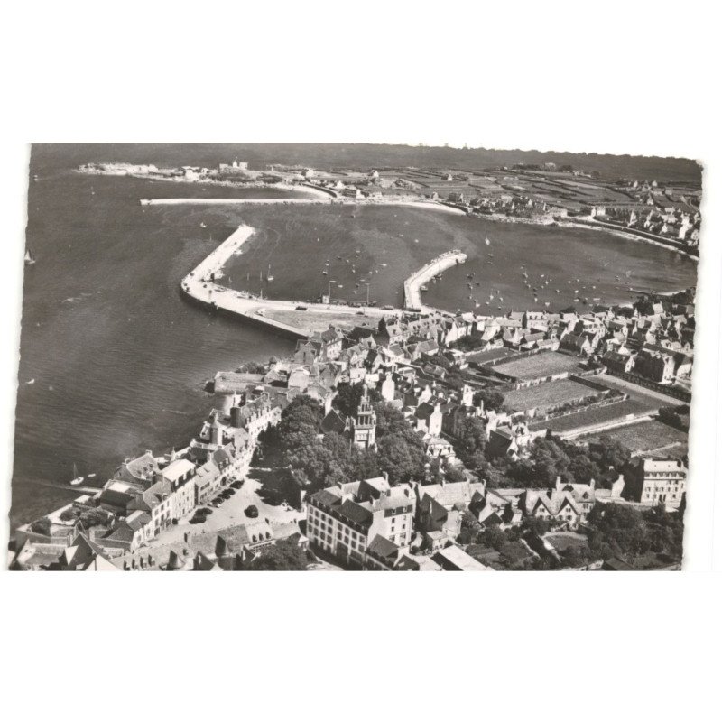 ROSCOFF: le port et la place de l'église vue aérienne 10x15 - très bon état