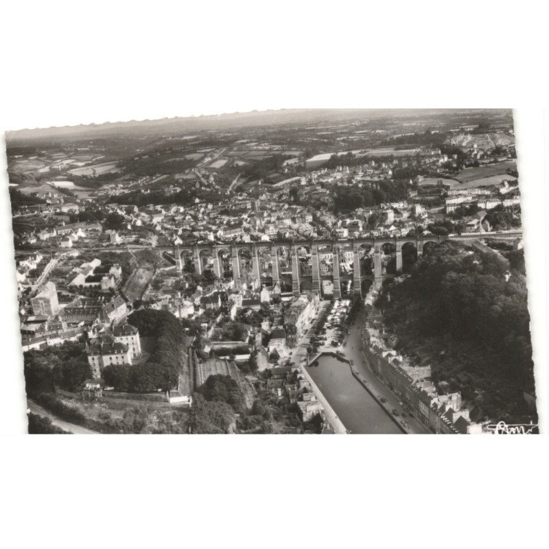MORLAIX: le bassin et place cernie vue aérienne 10x15 - très bon état timbre arraché