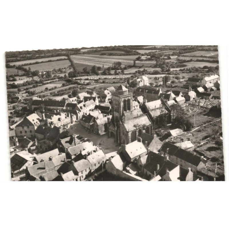 LOCRONAN: le centre et l'église vue aérienne 10x15 - très bon état