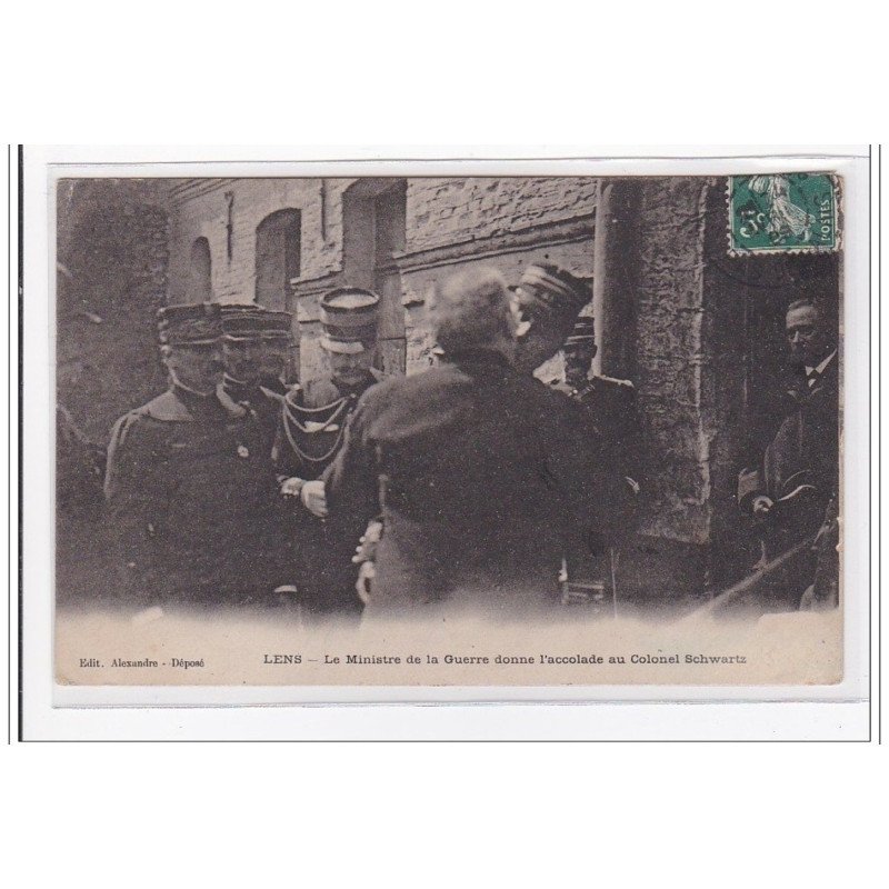 LENS : le ministre de la guerre donne l'accolade au colonel schwartz - tres bon etat LENS : le ministre de la guerre donne l'accolade au colonel schwartz - tres bon etat