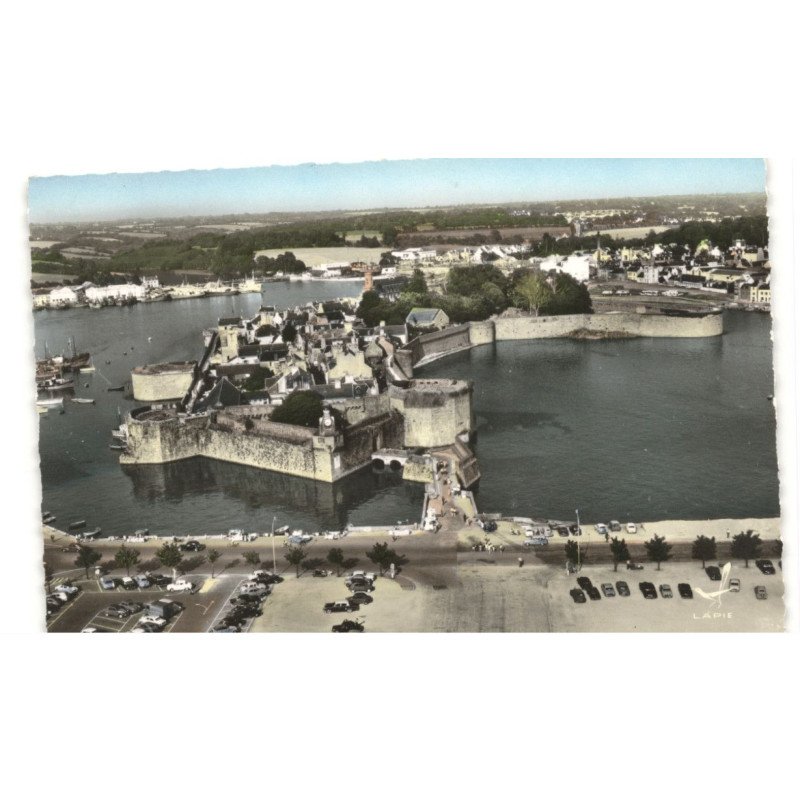 CONCARNEAU: la ville close remparts élevés au 14e et complétés au 17e vue aérienne 10x15 - très bon état