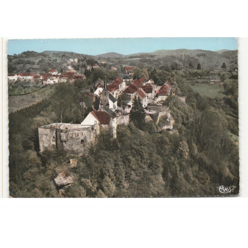 LA PETITE-PIERRE: la ruine du château et le vieux bourg vue aérienne 10X15 - très bon état