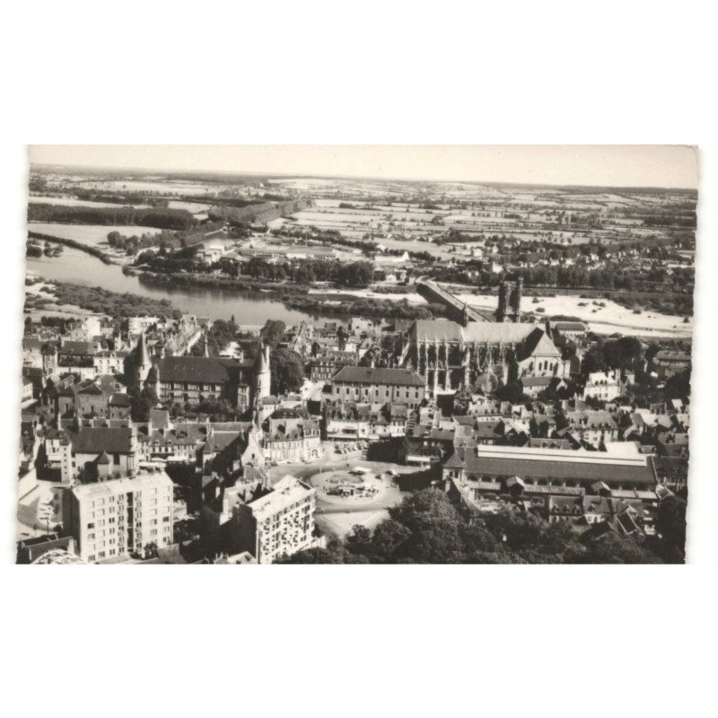 NEVERS: vue sur le palais dural et la cathédrale vue aérienne 10x15 - très bon état