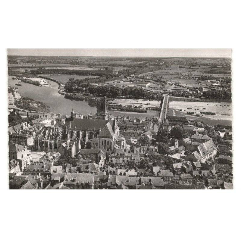 NEVERS: la cathédrale et vallée de la loire vue aérienne 10x15 - très bon état (timbre arraché)