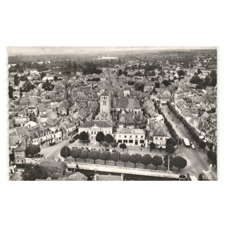 COSNE-sur-LOIRE: boulevard de la république et place de l'hôtel de ville vue aérienne 10x15 - très bon état