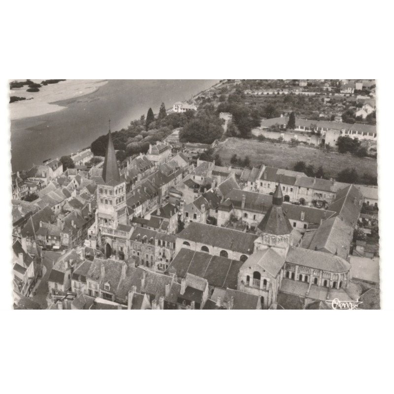 LA CHARITE-sur-LOIRE: l'église et le prieuré vue aérienne 10x15 - très bon état