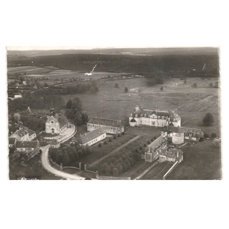 MENOU: l'église et du château vue aérienne 10x15 - très bon état