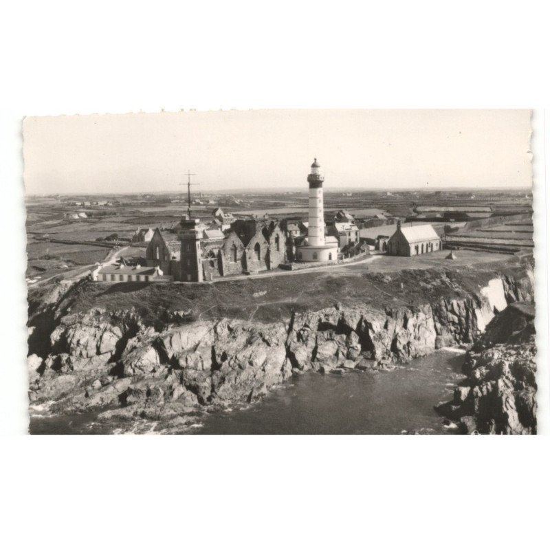 POINTE-SAINT-MATHIEU: l'abbaye façade du XIVe et le phare vue aérienne 10x15 - très bon état