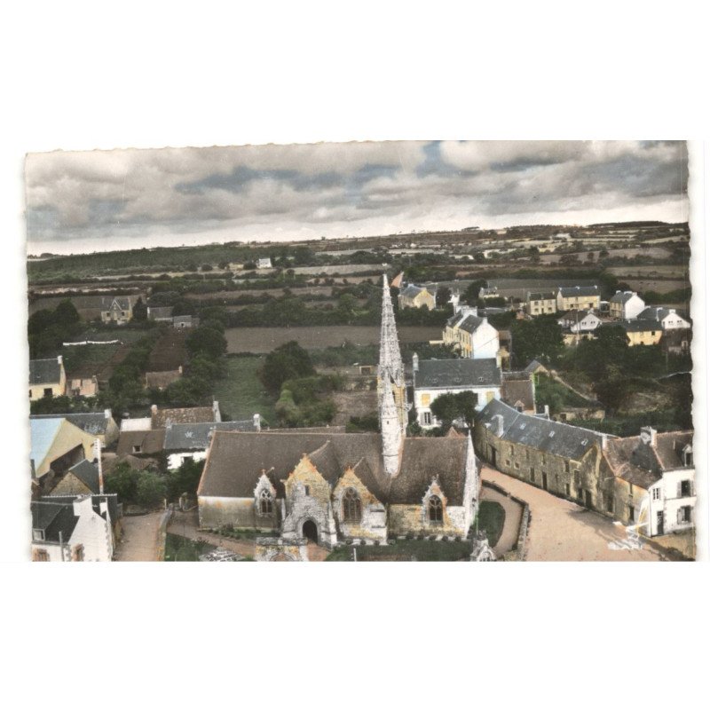 PLUGUFFAN: l'église vue aérienne 10x15 - très bon état