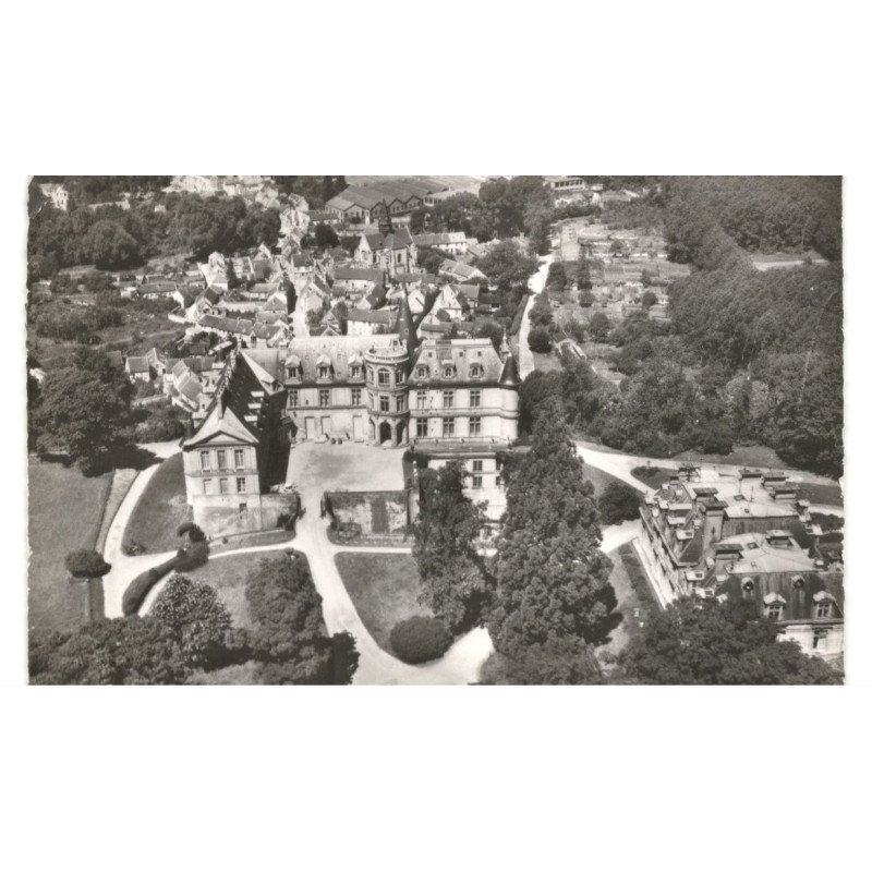 MELLO: le château la cour d'honneur vue aérienne 10x15 - très bon état