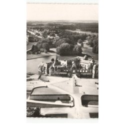 CHANTILLY: le château et rue générale vue aérienne 10x15 -  très bon état