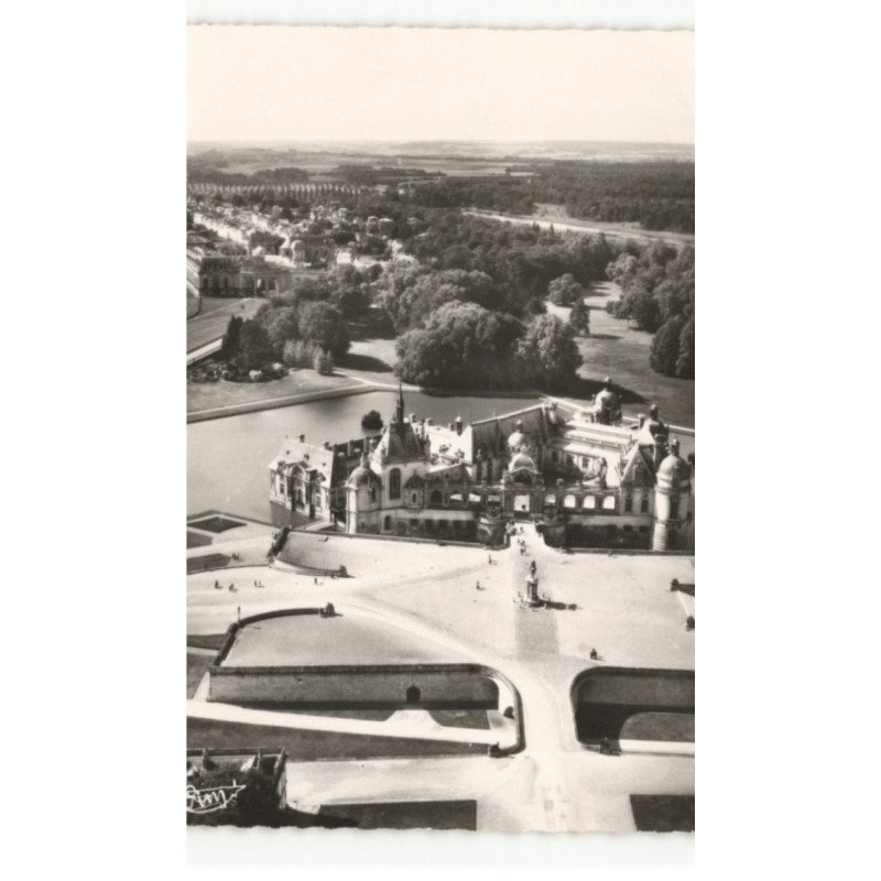 CHANTILLY: le château et rue générale vue aérienne 10x15 -  très bon état