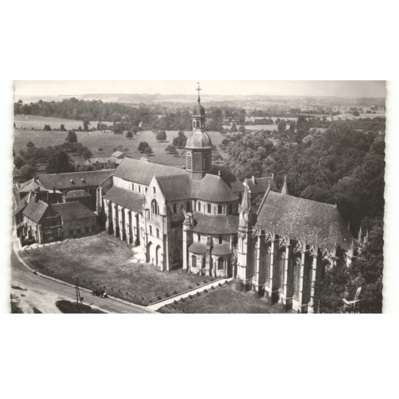 SAINT-GERMER-de-FLY: l'église abbatiale XIe siècle la sainte chapelle XIIIe siècle vue aérienne 10x15 - très bon état
