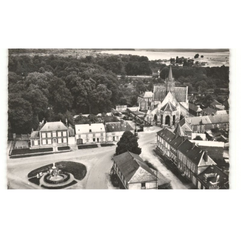 MAIGNELAY: place de la madone vue aérienne 10x15 - très bon état