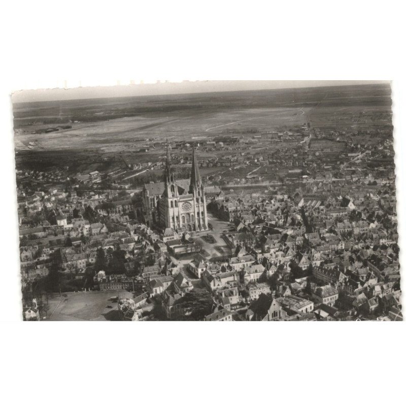 CHARTRES: la cathédrale et la ville vue aérienne 10x15 - très bon état
