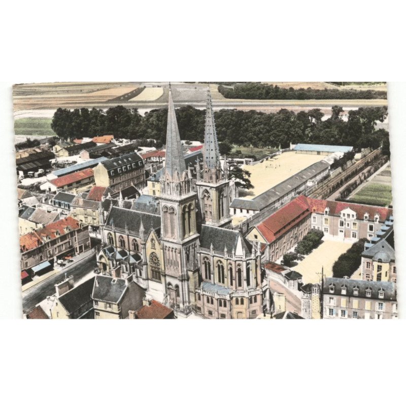 LA DELIVRANDE: vue générale, la basilique vue aérienne 10X15 - très bon état