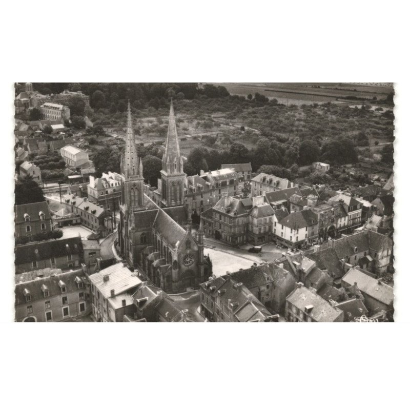 LA DELIVRANDE: la basilique vue aérienne 10X15 - très bon état