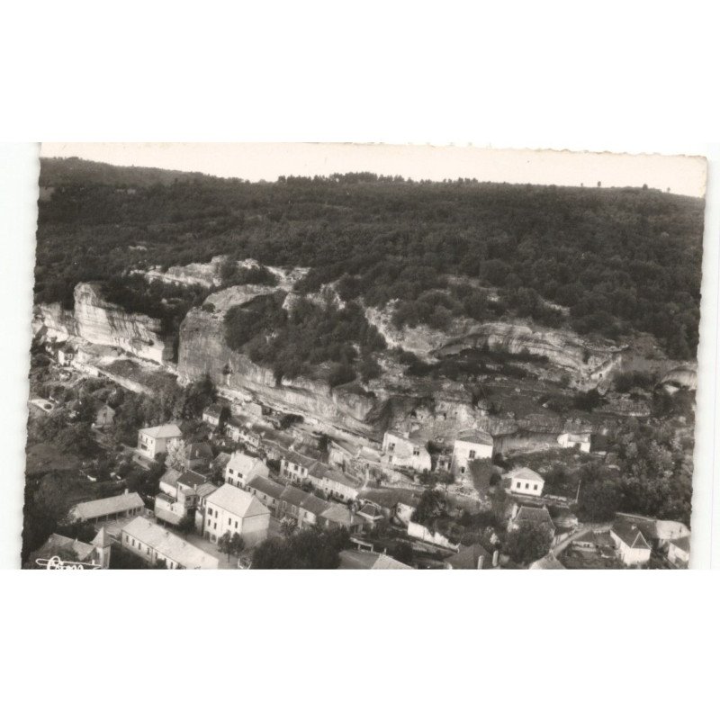 LES EYZIES-de-TAYAC: centre et le musée vue aérienne 10x15 - très bon état