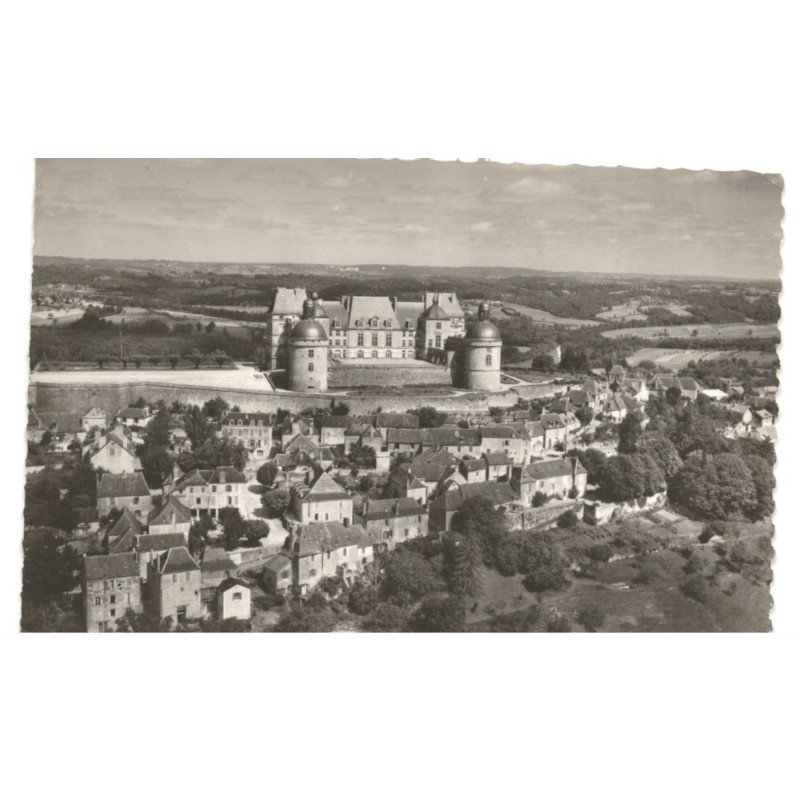 HAUTEFORT: le château et le centre de la ville vue aérienne 10x15 - très bon état