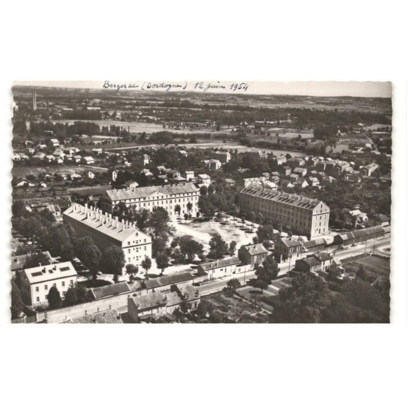 BERGERAC: les casernes chanzy vue aérienne 10x15 - très bon état