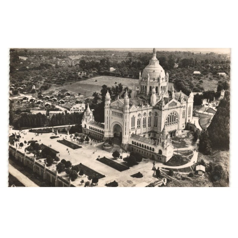 LISIEUX: la basilique et l'esplanade vue aérienne 10X15 - très bon état