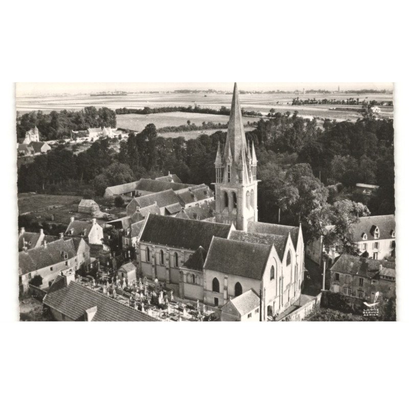 DOUVRES-la-DELIVRANDE: l'église vue aérienne 10X15 - très bon état