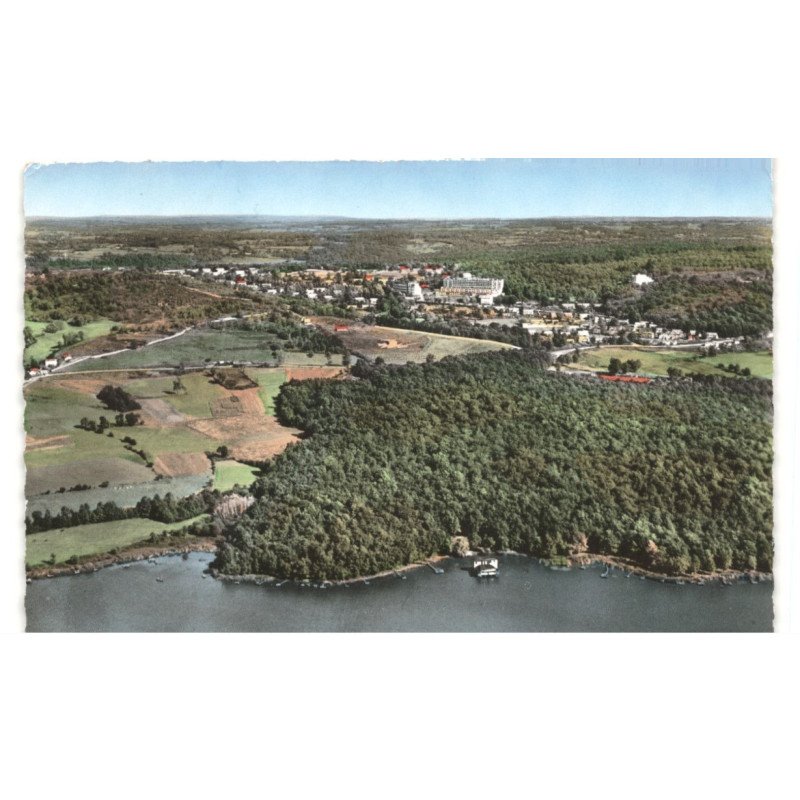 CLAIRVIVRE: au 1er plan, le lac de born au fond la cité vue aérienne 10x15 - très bon état