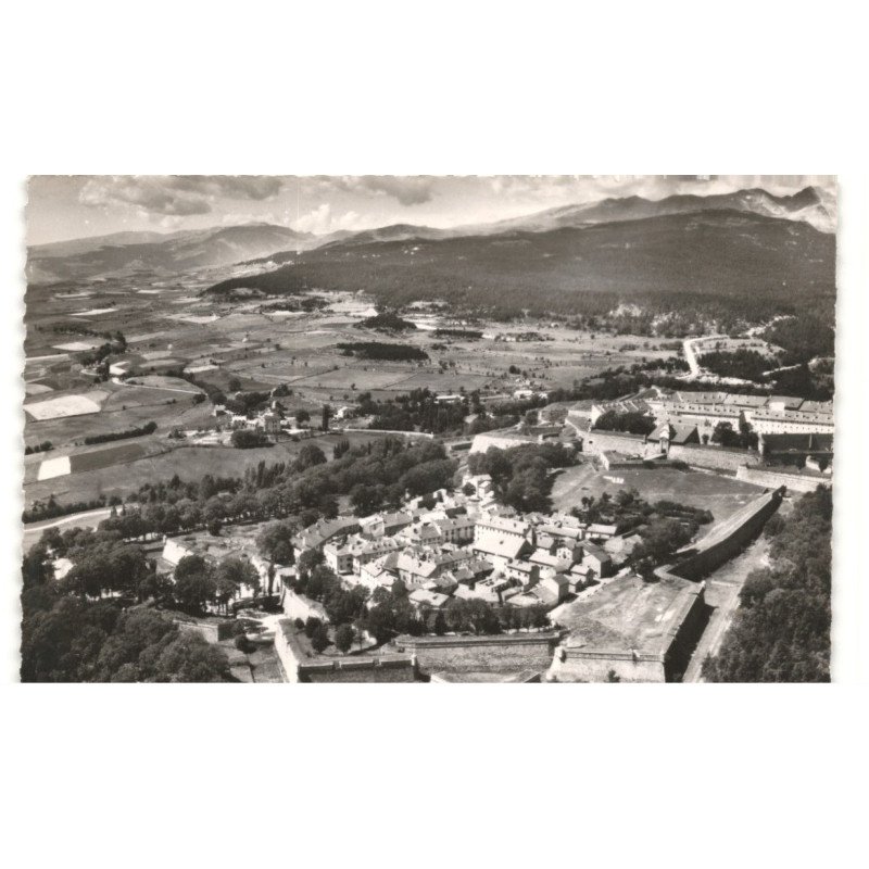 MONT-LOUIS-sur-TET: la ville et la citadelle avec le four solaire vue aérienne 10X15 - très bon état