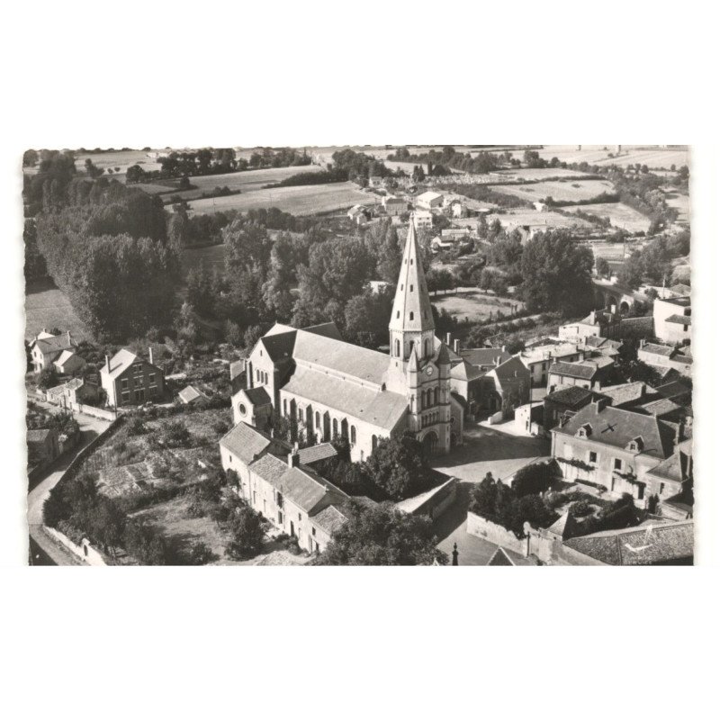 SAINT-VARENT: l'église vue aérienne 10X15 - très bon état
