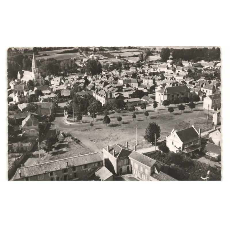 SAINT-VARENT: vue générale place du champ de foire et école des frères vue aérienne 10X15 - très bon état