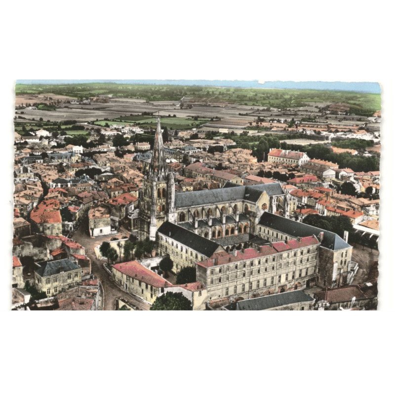 SAINT-MAIXENT: l'église abbatiale et l'ancienne abbaye devenue caserne canclaux vue aérienne 10X15 - très bon état