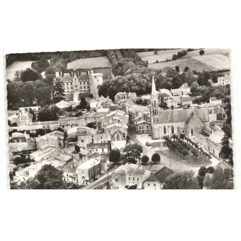 SAINT-LOUP-sur-THOUET: place de l'église et le château vue aérienne 10X15 - très bon état