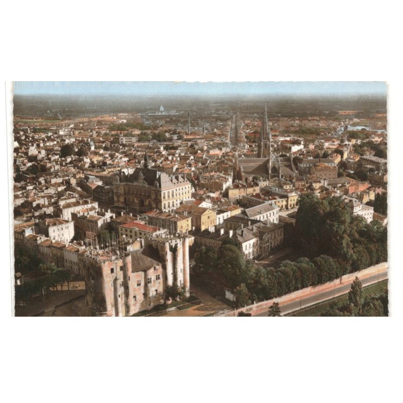NIORT: au 1er plan le donion siècle vue aérienne 10X15 - très bon état