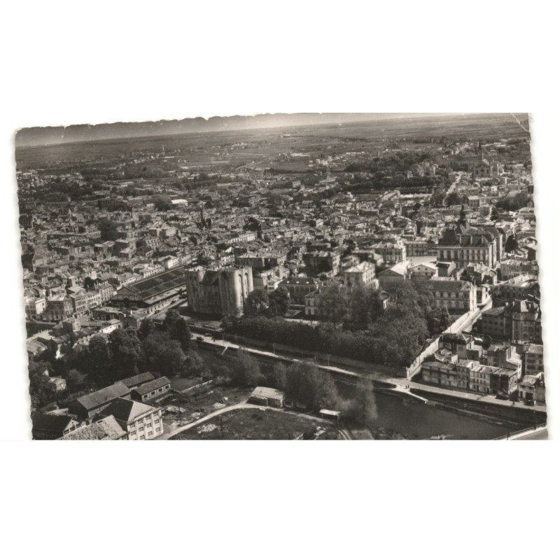 NIORT: la sèvre le donjon et l'hôtel de ville vue aérienne 10X15 - très bon état