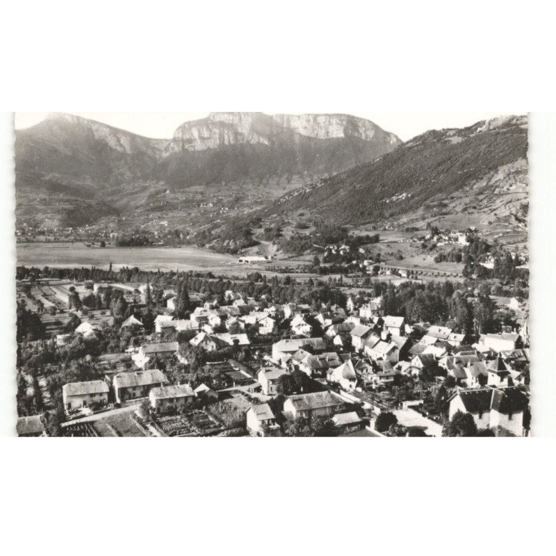 CHALLES-les-EAUX: vue générale et le terrain d'aviation au fond, le nivolet et pennay vue aérienne 10X15 - très bon état