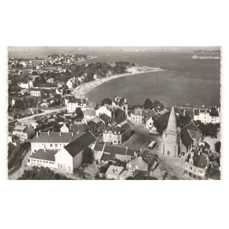LARMOR-PLAGE: l'église et le centre vue aérienne 10x15 - très bon état