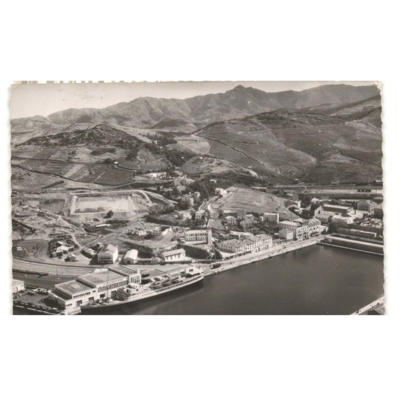 PORT-VENDRES: le port et quai d'embarquement vue aérienne 10X15 - état (timbre arraché)