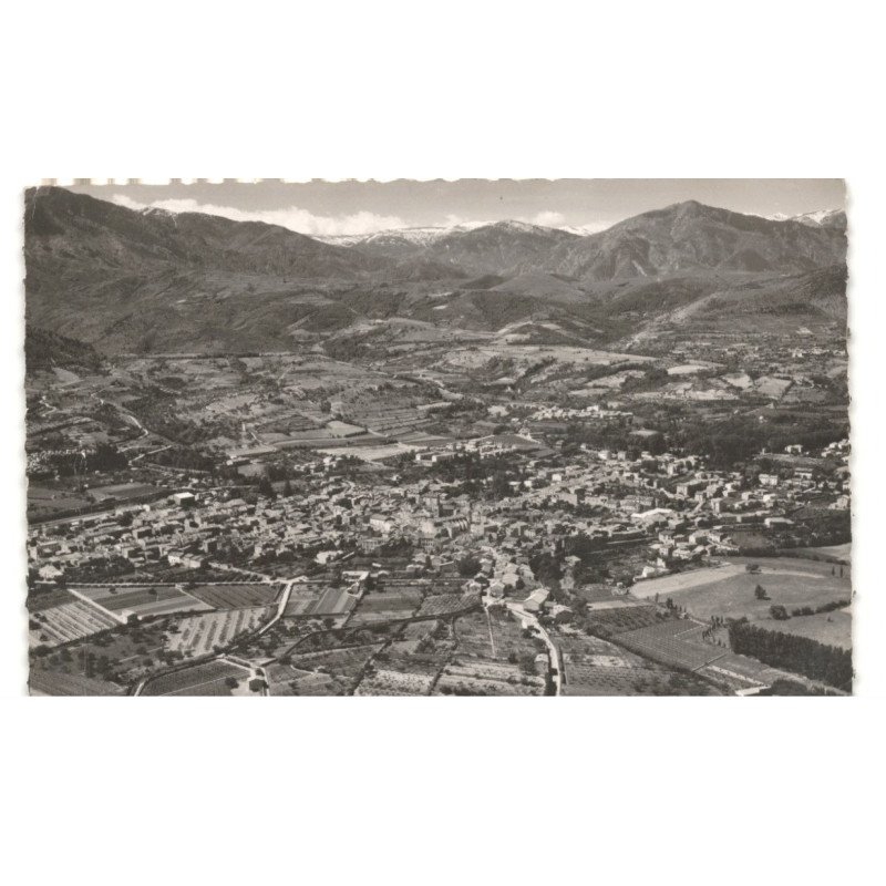 PRADES: vue panoramique, dans le fond, les monts des pyrénées vue aérienne 10X15 - très bon état