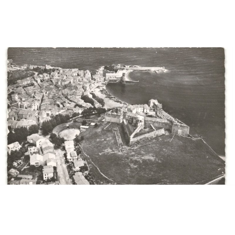 COLLIOURE: côte vermeille, les remparts et le port, la jetée vue aérienne 10X15 - très bon état
