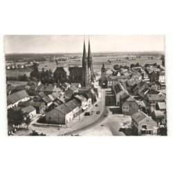 SARRALBE: l'église et la vieille tour vue aérienne 10X15 - très bon état
