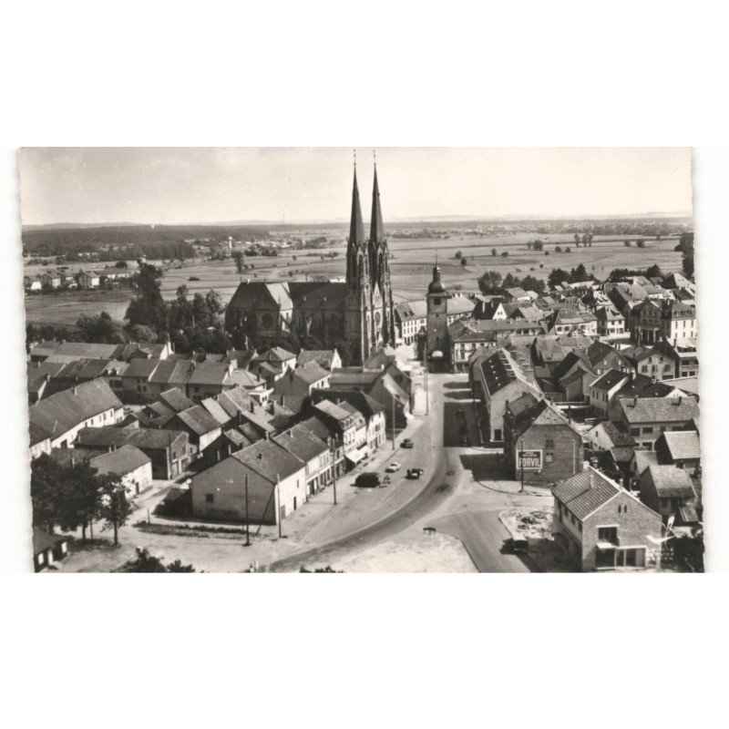 SARRALBE: l'église et la vieille tour vue aérienne 10X15 - très bon état