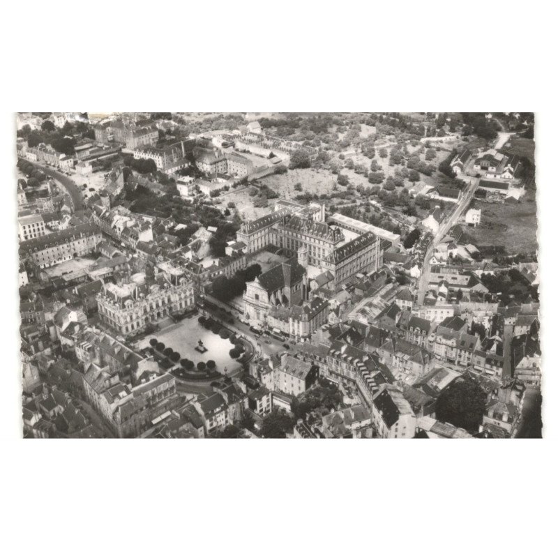 VANNES: le centre, la place de l'hôtel de ville vue aérienne 10X15 - très bon état