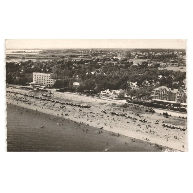 CARNAC-PLAGE: plage centrale et les hôtels vue aérienne 10X15 - très bon état