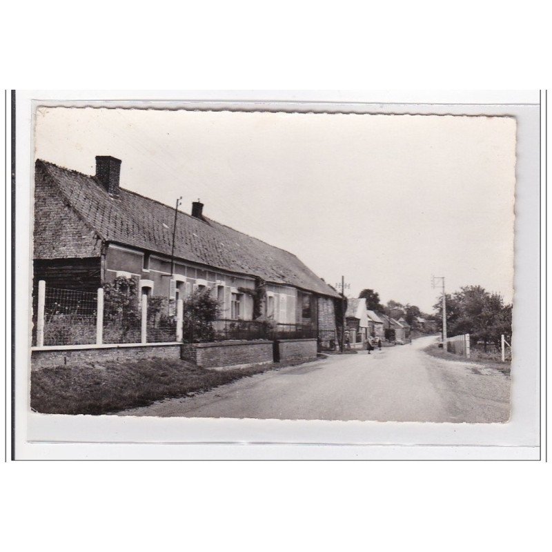 HARCIGNY : rue centrale - tres bon etat
