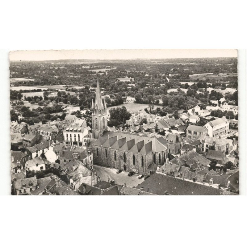 QUESTEMBERT: l'église et le bourg aérienne 10X15 - très bon état