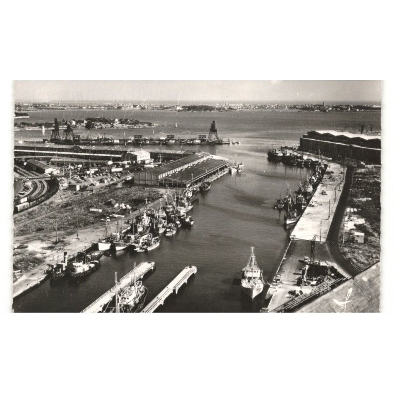 LORIENT: le port de pêche vue aérienne 10x15 - très bon état