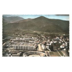 CERET: les arènes et nouveau quartier au fond le mont du vallespir vue aérienne 10X15 - très bon état