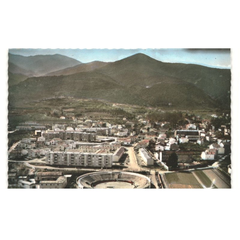 CERET: les arènes et nouveau quartier au fond le mont du vallespir vue aérienne 10X15 - très bon état
