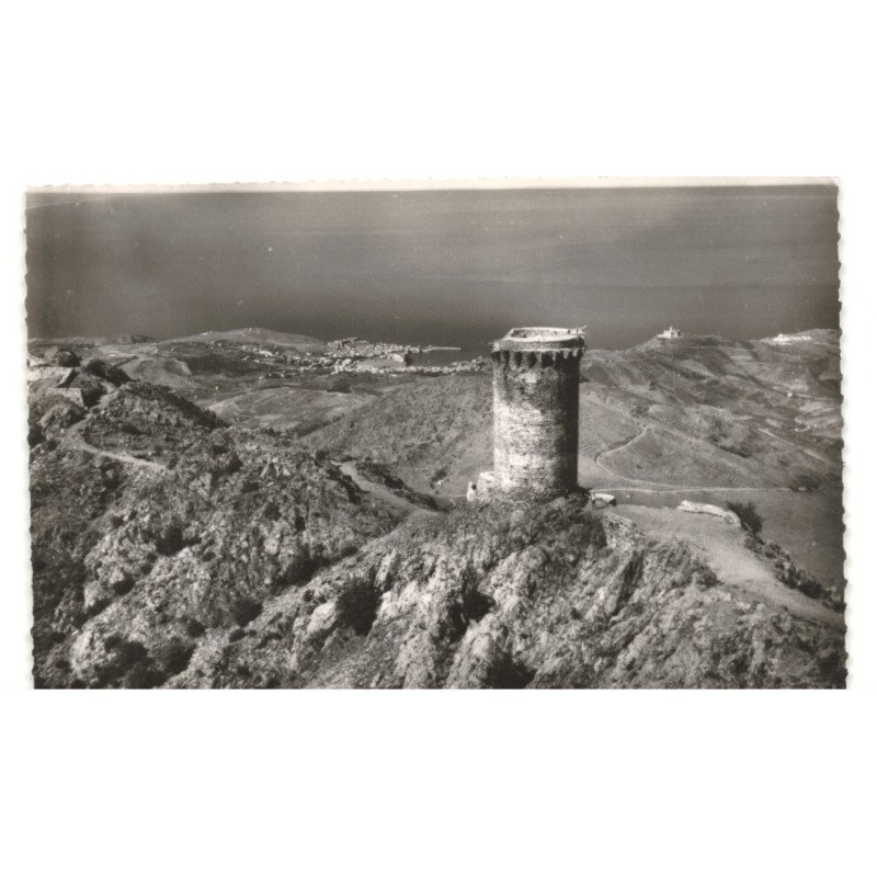 BANYULS-sur-MER: COLLIOURE: la tour madeloc dans le fond collioure vue aérienne 10X15 - très bon état