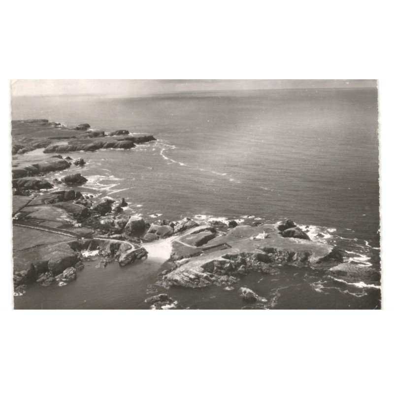 SAUZON: le phare des poulains et la pointe des poulains le fortin de sarah bernardt vue aérienne 10X15 - très bon état